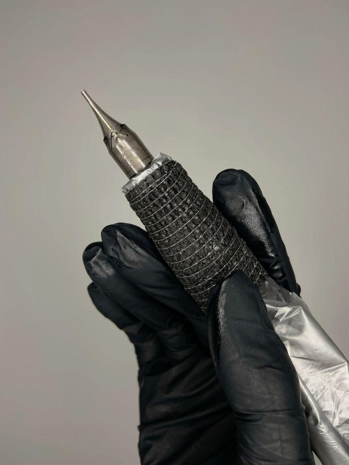 Dermógrafo preparado para una sesión de micropigmentación